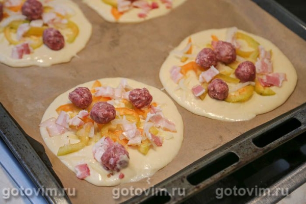 Пицца на кефире с беконом и фрикадельками