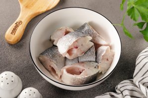 Тушеная рыба в сметанном соусе