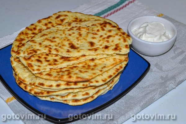 Творожные лепешки с тмином и паприкой на сковороде 