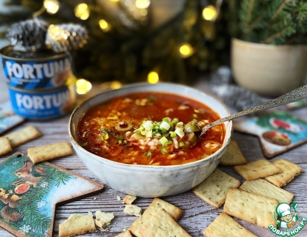 Ароматный суп с консервированным тунцом