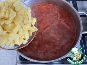 Ароматный суп с консервированным тунцом