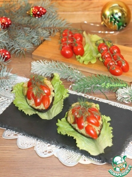 Авокадо, фаршированный тунцом и вяленым перцем