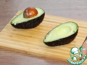 Авокадо, фаршированный тунцом и вяленым перцем