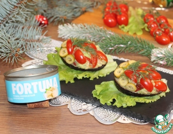 Авокадо, фаршированный тунцом и вяленым перцем