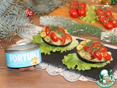 Авокадо, фаршированный тунцом и вяленым перцем