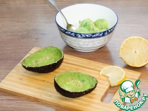 Авокадо, фаршированный тунцом и вяленым перцем