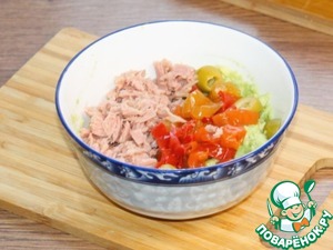 Авокадо, фаршированный тунцом и вяленым перцем