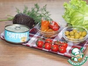 Авокадо, фаршированный тунцом и вяленым перцем