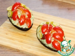 Авокадо, фаршированный тунцом и вяленым перцем