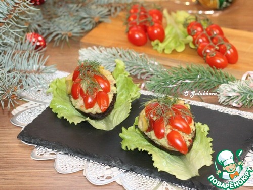 Авокадо, фаршированный тунцом и вяленым перцем