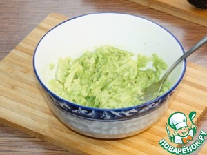 Авокадо, фаршированный тунцом и вяленым перцем