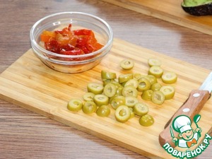 Авокадо, фаршированный тунцом и вяленым перцем