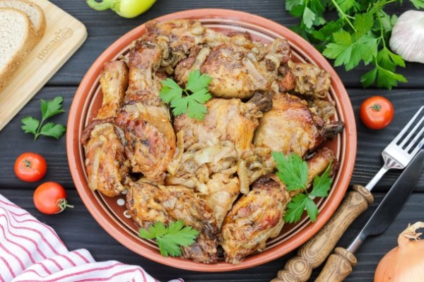 Куриные окорочка в казане на костре Куриные окорочка в казане на костре