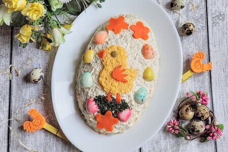 Салат с печенью трески и оливками