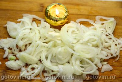 Свиная шея в фольге, запеченная с луком и сливочным маслом