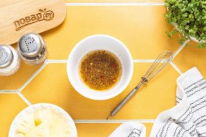 Салат с ананасом и сыром