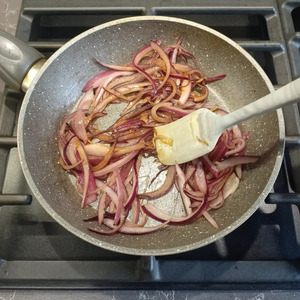 Пицца с луком и сыром Пицца с луком и сыром