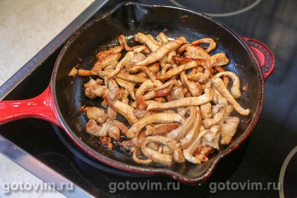 Салат «Пражский» с жареным мясом, перцем и яблоками Салат «Пражский» с жареным мясом, перцем и яблоками