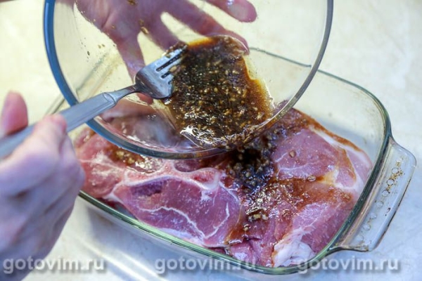 Свинина, запеченная в маринаде из соевого соуса и кунжутного масла Свинина, запеченная в маринаде из соевого соуса и кунжутного масла