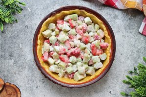 Пирог с клубникой, ревенем и посыпкой Пирог с клубникой, ревенем и посыпкой