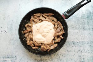 Свиная печень по-строгановски Свиная печень по-строгановски