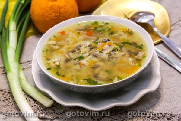 Суп куриный с грибами, перцем чили и яичной болтушкой Суп куриный с грибами, перцем чили и яичной болтушкой