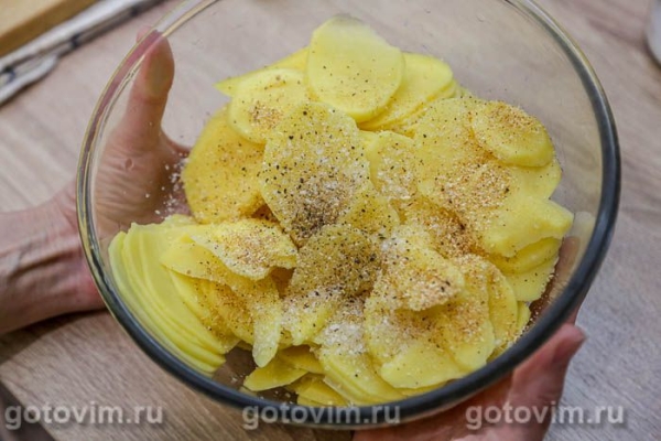 Гратен из картофеля с луком-шалот в мультиварке