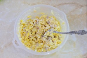 Салат с копченой курицей, ананасом, сыром и кукурузой Салат с копченой курицей, ананасом, сыром и кукурузой