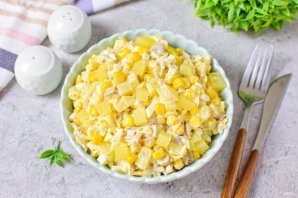 Салат с копченой курицей, ананасом, сыром и кукурузой Салат с копченой курицей, ананасом, сыром и кукурузой