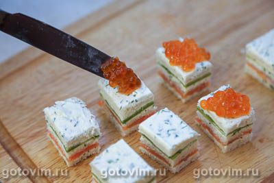 Канапе на шпажках с красной рыбой, авокадо и красной икрой Канапе на шпажках с красной рыбой, авокадо и красной икрой