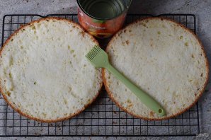 Сметанный торт с консервированными персиками