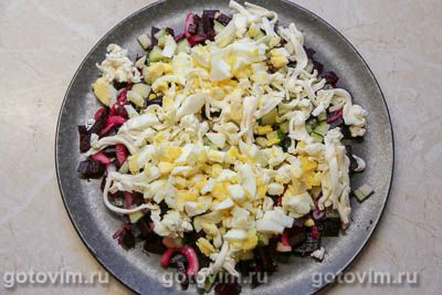 Салат из консервированного тунца со свеклой и плавленым сырком