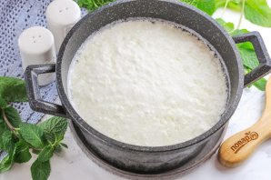 Домашний сыр с зеленью и чесноком Домашний сыр с зеленью и чесноком