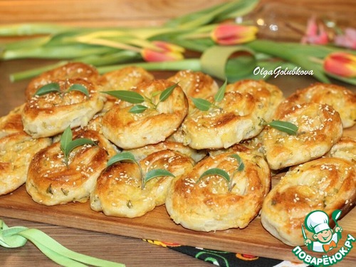 Слоеные пирожки с луком и картошкой