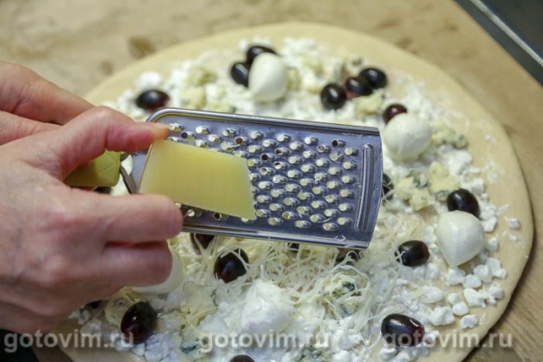 Пицца «Четыре сыра» с виноградом Пицца «Четыре сыра» с виноградом