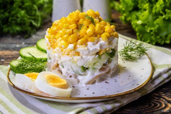 Салат из кальмаров с яйцом, огурцом и кукурузой Салат из кальмаров с яйцом, огурцом и кукурузой