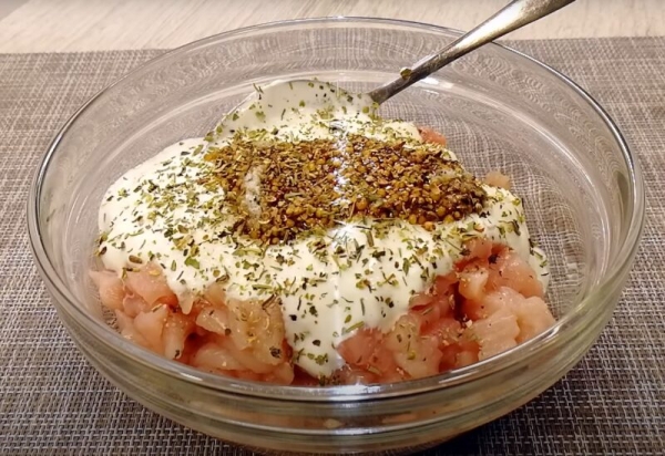 Что может быть проще и вкуснее: сочные лепешки из куриного мяса и картофеля. Потрясающий ужин на сковороде