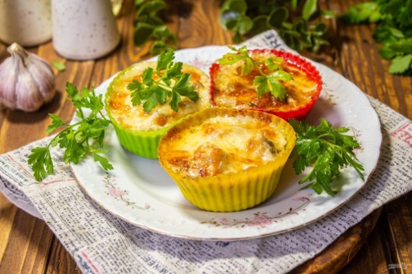 Жульен с курицей и грибами в формочках для кекса Жульен с курицей и грибами в формочках для кекса
