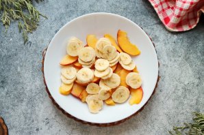 Салат с бананом и нектарином Салат с бананом и нектарином