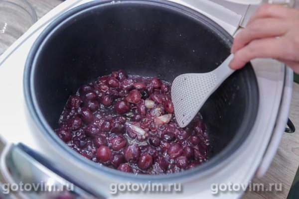 Стейки из свиной шеи с виноградом в мультиварке