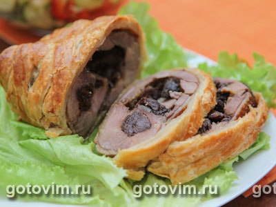 Рулет из утки с черносливом, запеченный в тесте