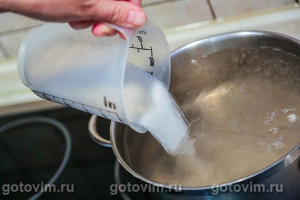 Компот мохито с яблоками, мятой и розовой смородиной