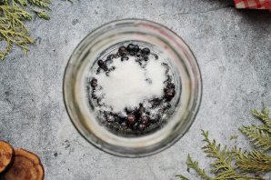 Настойка из черной смородины с крыжовником Настойка из черной смородины с крыжовником