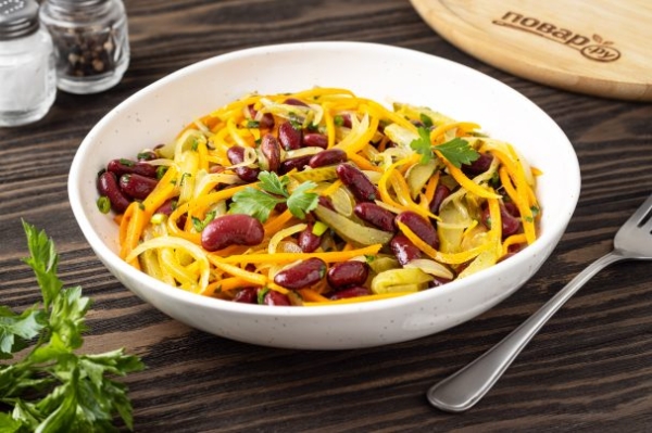 Салат из фасоли с морковью и луком