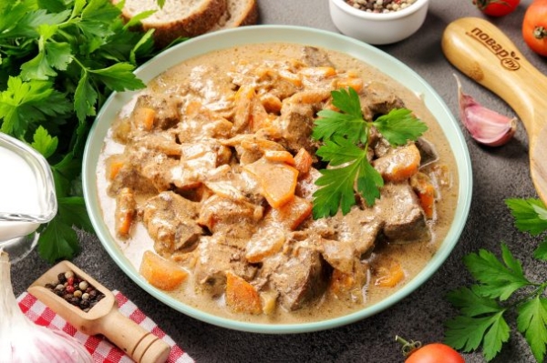 Говяжья печень в сметане с луком и морковью Говяжья печень в сметане с луком и морковью