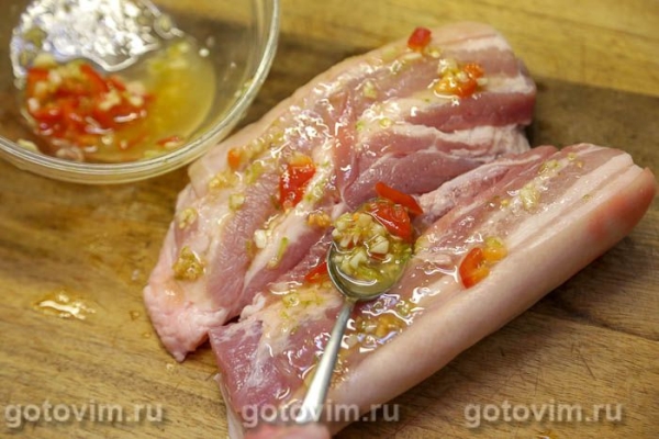 Свиная грудинка, запеченная в маринаде с лимоном и чили
