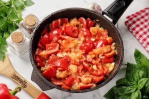 Баклажаны, жаренные с перцем и помидорами Баклажаны, жаренные с перцем и помидорами