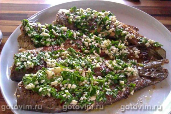 Жареная речная форель с зеленью и чесноком Жареная речная форель с зеленью и чесноком