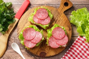 Бутерброды с колбасой и сыром Бутерброды с колбасой и сыром