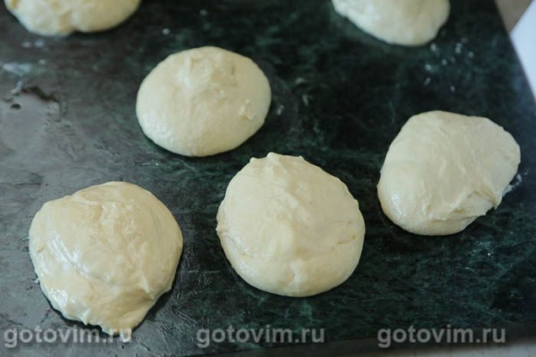 Несладкие пончики с салатом из сыра, яиц и зелени Несладкие пончики с салатом из сыра, яиц и зелени